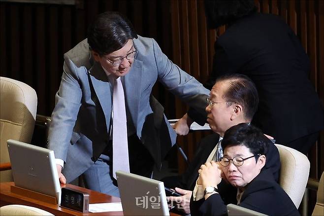 국민의힘 권성동 전 원내대표와 권영세 전 비상대책위원장이 지난 5일 오후 국회 본청에서 열린 국회 본회의에서 대화를 하고 있다. ⓒ데일리안 홍금표 기자