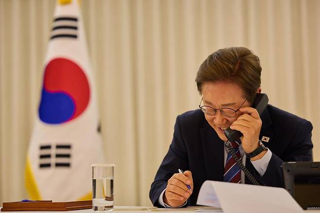 이재명 대통령이 6일 서울 용산구 한남동 관저에서 도널드 트럼프 미국 대통령과 통화하고 있다. 대통령실 제공