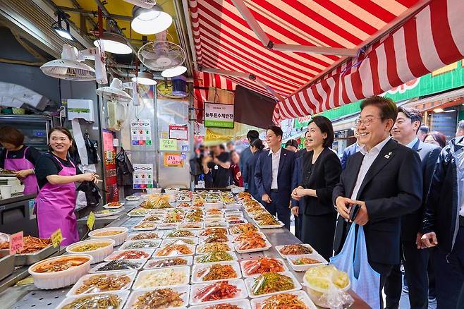 이재명 대통령과 김혜경 여사가 6일 서울 동작구 남성시장 식품매장을 방문해 상인과 대화하고 있다. (사진=대통령실 제공) 2025.06.06. [서울=뉴시스]