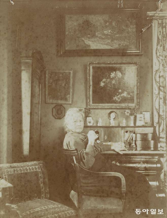 빈센트 반 고흐의 불멸의 작품들이 빛을 보게 된 데는 고흐의 동생 테오의 부인인 요 반 고흐 봉어르의 노력과 헌신이 있었다. 저자는 누구도 주목하지 않았던 그녀에 대한 연구를 통해 고흐 연구의 새로운 관점과 개념을 제시한다. 거실 책상 앞에 앉아 있는 요 반 고흐 봉어르. 책상 위 벽 맨 위에 걸려 있는 그림이 빈센트 반 고흐의 ‘황혼 풍경’이다. 아트북스 제공