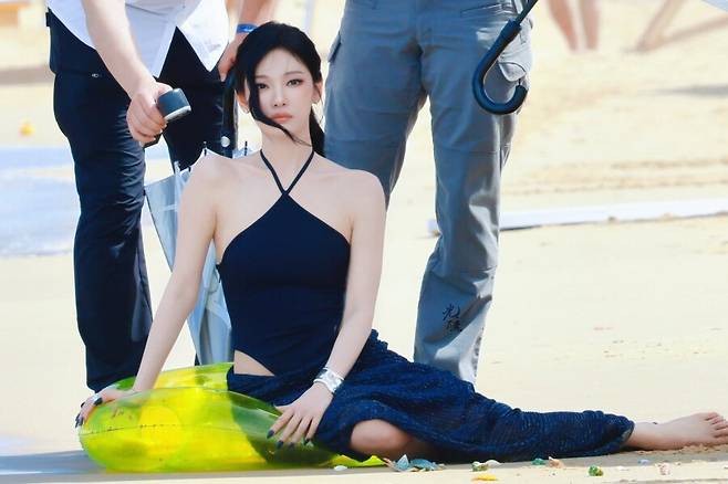 닝닝 블랙 오픈숄더 드레스 화보