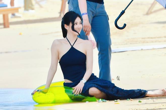 닝닝 블랙 오픈숄더 드레스 화보