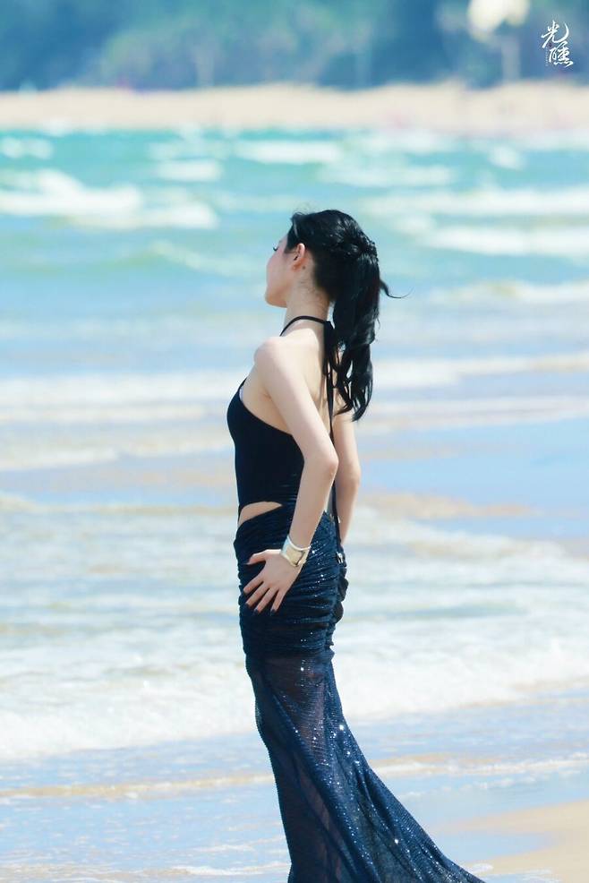 닝닝 블랙 오픈숄더 드레스 화보