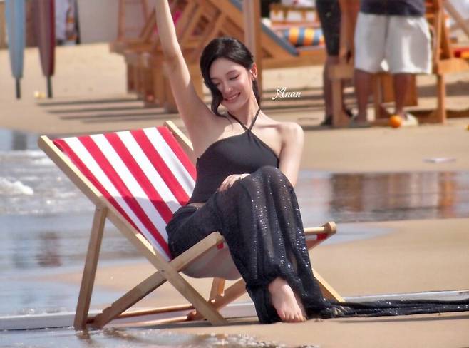 닝닝 블랙 오픈숄더 드레스 화보