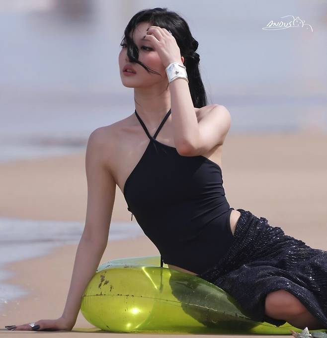 닝닝 블랙 오픈숄더 드레스 화보