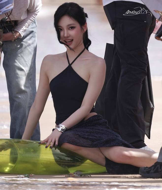 닝닝 블랙 오픈숄더 드레스 화보