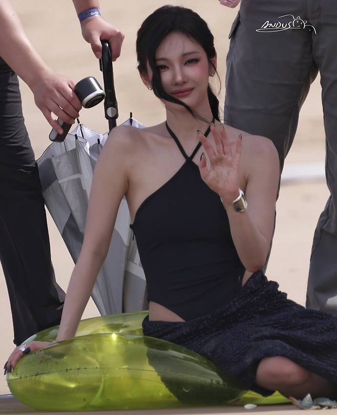 닝닝 블랙 오픈숄더 드레스 화보