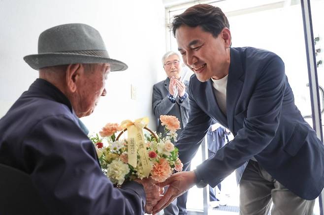 강원자치도가 올해 정부 주관 공공건축물 그린리모델링 사업에 121곳이 선정되는 성과를 거뒀다. 사진은 김진태 강원지사가 어버이날 맞아 춘천의 한 경로당을 방문, 어르신에게 카네이션을 전달하고 있는 모습. 뉴스1