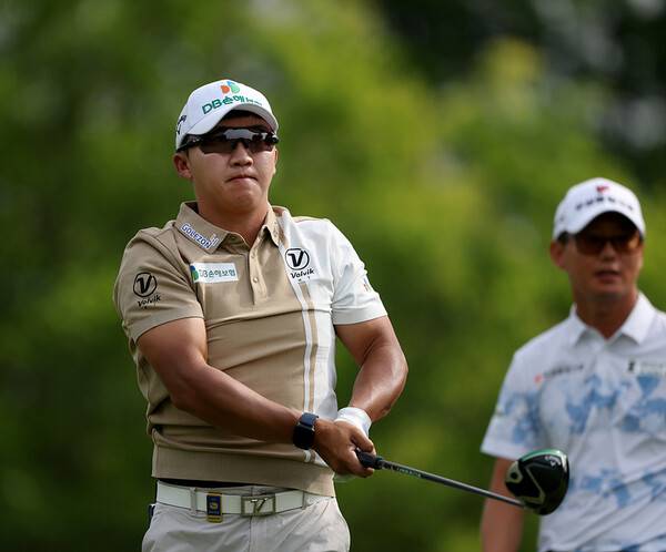 2025년 한국프로골프(KPGA) 투어 백송홀딩스-아시아드CC 부산오픈에 출전한 김홍택 프로가 2라운드에서 경기하는 모습이다. 사진제공=KPGA