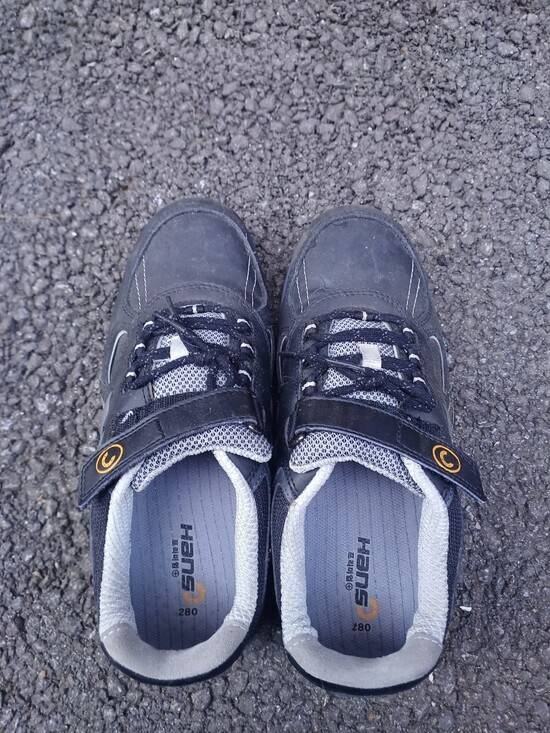 명훈씨의 안전화. 잭(무거운 것을 들어 올릴 때 쓰는 기구)에 발이 낄 수도 있고 무거운 것이 발에 떨어질 수 있으므로 앞코가 단단하고 두꺼운 안전화를 신어야 한다. 이명훈씨 제공