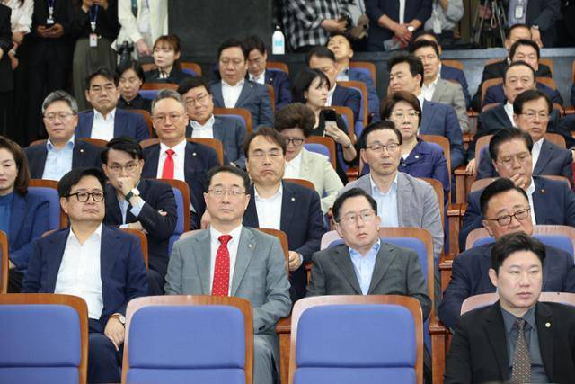 5일 서울 여의도 국회에서 열린 국민의힘 의원총회에서 의원들이 권성동 원내대표의 발언을 듣고 있다. 연합뉴스