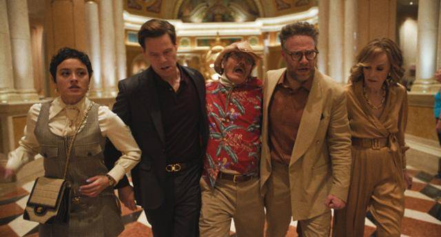 할리우드에는 바람 잘 날이 없는 걸까. 콘티넨털 스튜디오의 새 대표가 된 맷(오른쪽에서 두 번째)은 온갖 사건사고를 겪으며 자신만의 영화를 만들어간다. 애플TV플러스 제공