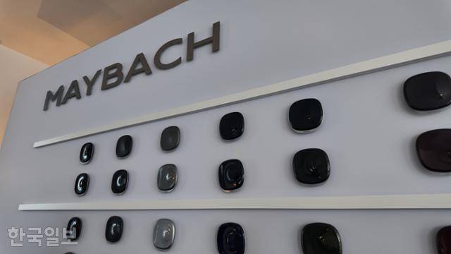 스페인 이비사 인근 타고마고섬에 4월 30일 마이바흐 마누팍투어 워크숍이 열렸다. 마누팍투어를 통해 선택할 수 있는 차량 외장 색상이 컬러칩 형태로 전시되어 있다. 타고마고=오지혜 기자