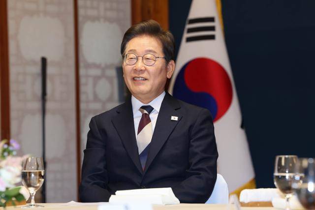이재명 대통령이 4일 서울 여의도 국회 사랑재에서 가진 우원식 국회의장 등 여야 대표들과의 오찬에 참석해 있다. 뉴스1