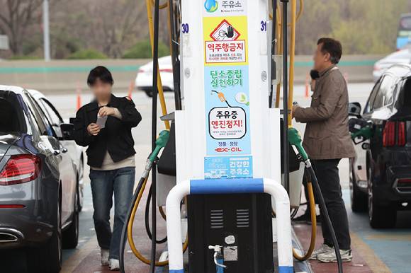 국내 주유소 휘발유 가격이 11주 연속 떨어졌으며, 경유의 평균 가격도 10주 연속 하락했다. 사진은 지난 9일 서울의 한 주유소. [사진=연합뉴스]