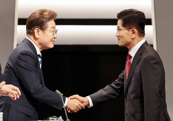 이재명 더불어민주당 대선후보와 김문수 국민의힘 대선후보가 지난 23일 서울 영등포구 여의도 KBS 스튜디오에서 열린 제21대 대선 2차 후보자 토론회에 앞서 인사하고 있다. 2025.5.23 [국회사진기자단] [사진=연합뉴스]