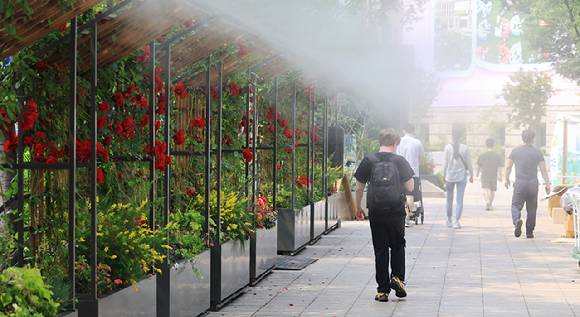 한낮 햇살이 따가운 1일 시청 앞 서울 광장에서 시민들이 물안개가 뿜어져 나오는 길을 걸으며 더위를 식히고 있다. 2025.6.1 [사진=연합뉴스]