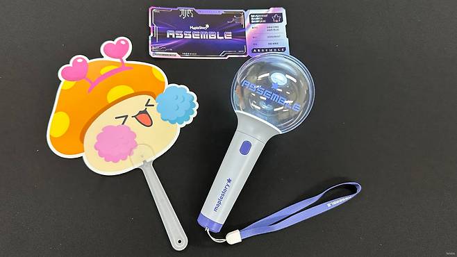 ▲ 현장 모든 용사들이 받은 부채와 응원봉, 입장권(넥슨 캐시 쿠폰이 적혀진)