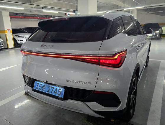 아토3의 후면부 모습. 뒷좌석 유리창 끝부분 D필러에 용 비늘 무늬가 들어가 있다. 오삼권 기자