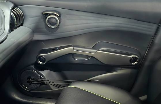 아토3 내부의 독특한 실내 디자인. 돌출된 원형 손잡이와 3개의 줄로 만들어진 문쪽 수납공간, 원통 모양의 송풍구를 갖췄다. 오삼권 기자