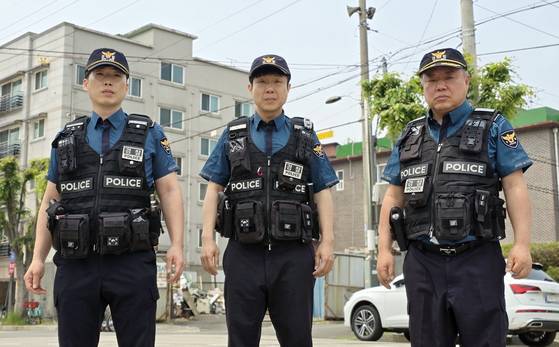 경기 안산단원경찰서 선부3파출소 순찰2팀 허재호(오른쪽부터) 경감과 노해룡 경위, 이규한 경장이 관내 방범 폐쇄회로(CC)TV를 뒤로 한 채 도보 순찰을 하고 있다. 손성배 기자