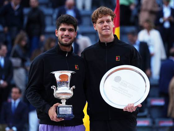 프랑스오픈 결승에서 맞붙는 알카라스(왼쪽)와 신네르. 로이터=연합뉴스