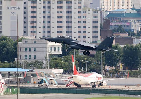 대구 동구의 현 대구공항은 K-2 공군기지와 활주로를 같이 쓰는 민간·군사 공항이다. 전투기 아래 민항기가 보인다. 뉴스1