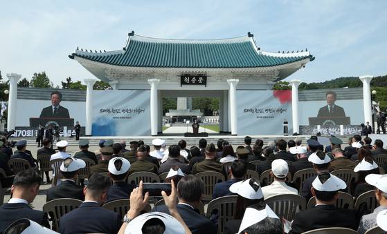 이재명 대통령이 6일 서울 동작구 국립서울현충원에서 열린 70회 현충일 추념식에서 추념사를 하고 있다.연합뉴스
