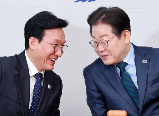 이재명 당시 더불어민주당 대표(오른쪽)와 김민석 최고위원이 지난달 21일 오전 서울 여의도 국회에서 열린 최고위원회의에서 한준호 최고위원 발언을 들으며 대화하고 있다. 뉴스1