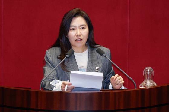 강유정 더불어민주당 의원이 지난 4월 2일 오후 서울 여의도 국회에서 열린 제423회국회(임시회) 제3차 본회의에서 헌법재판소 재판관 마은혁 임명 촉구 결의안 찬성 토론을 하고 있다. 뉴스1