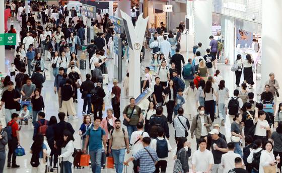 현충일 연휴가 시작된 6일 오전 인천국제공항 제1터미널 면세점이 관광객들로 붐비고 있다. 뉴스1