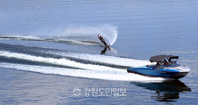 ▲ 수상스키타며 더위식히는 관광객 [강원도민일보 자료사진]