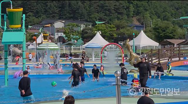 ▲ 홍천물놀이장이 이달부터 오는 8월 24일까지 운영되는 가운데 개장 첫날인 지난 1일 이른 더위를 식히기 위한 군민들이 물놀이를 즐기고 있다. [강원도민일보 자료사진]
