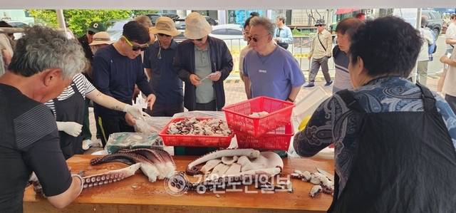 ▲ 최북단 저도어장에서 갓 잡은 대문어를 숙회로 쪄 판매하면서 큰 인기를 끌고 있다. 300ｇ한 접시에 2만원으로 비교적 저렴하게 판매해 호응을 얻고 있다.