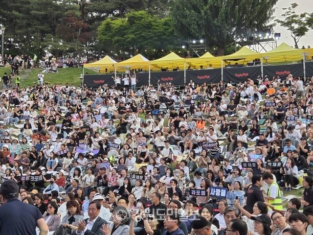 ▲ 원주문화재단 주최 2025 원주 에브리씽 페스티벌이 7일 원주 흥업면 연세대 미래캠퍼스 노천극장에서 개막했다.