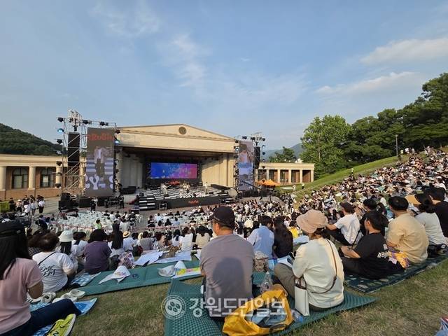 ▲ 원주문화재단 주최 2025 원주 에브리씽 페스티벌이 7일 원주에 위치한 연세대 미래캠퍼스 노천극장에서 막을 올렸다. 권혜민