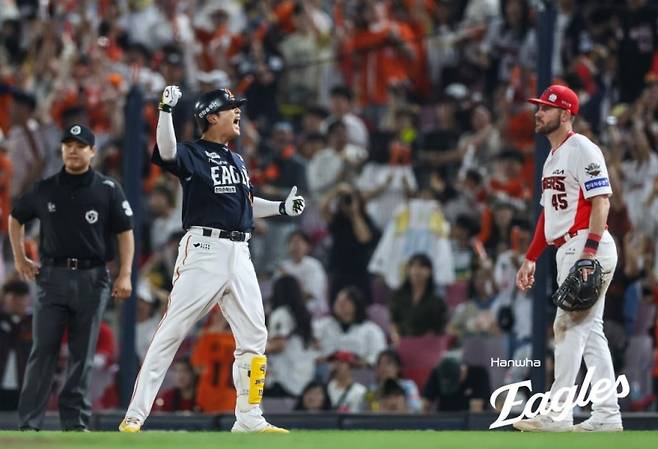 ▲ 환호하는 한화 이진영(왼쪽) [연합뉴스]