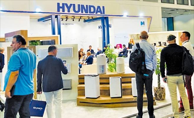 현대코퍼레이션홀딩스가 ﻿‘HYUNDAI’ 브랜드로 팔고 있는 가전제품이 해외에서 인기를 끌고 있다. 2023년 ﻿﻿유럽 최대 국제가전박람회 ‘IFA’에서 관람객들이 현대전자 부스를 둘러보고 있다.  /현대코퍼레이션홀딩스 제공