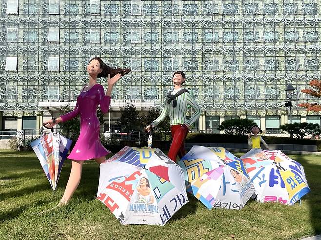 폐현수막을 재활용해 만든 우산. 사진=서울 중구 제공