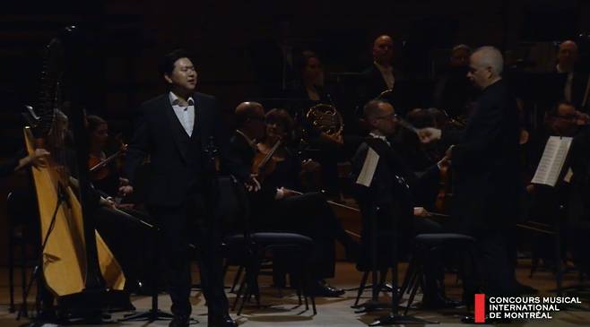 하피스트의 반주에 맞춰 라흐마니노프의 <알레코>의 아리아를 부르는 테너 황준호 / (c)CMIM 라이브 스트리밍 화면