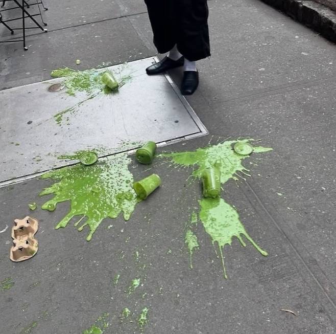 최근 미국 Z세대 사이에서 말차를 일부러 쏟은 후 그 위로 자신의 패션을 드러내는 ‘말차 스필’(matcha spill) 인증 문화가 유행하고 있다./사진=인스타그램 캡처