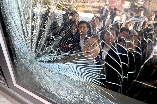 우원식 국회의장이 지난해  12월4일 계엄군이 깬 국회 국민의힘 정책위의장실의 유리창을 보고 있다. 박민규 선임기자