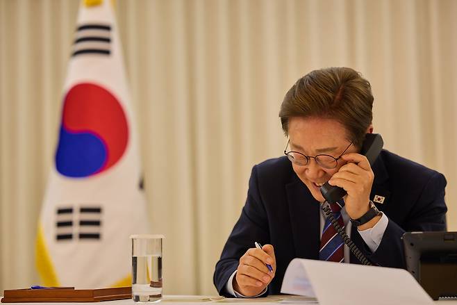 이재명 대통령이 6일 오후 서울 한남동 대통령 관저에서 도널드 트럼프 미국 대통령과 통화하고 있다. 대통령실 제공