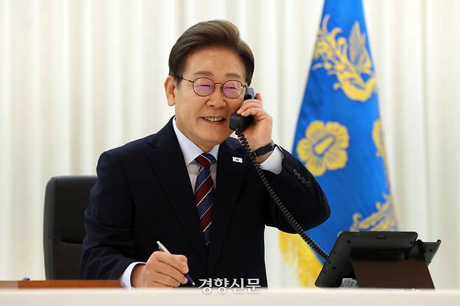 이재명 대통령이 지난 6일 오후 서울 한남동 관저에서 도널드 트럼프 미국 대통령과 통화를 하기 위해 수화기를 들고 있다. 대통령실사진기자단