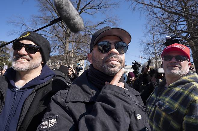 미국 극우단체 ‘프라우드보이스’ 전 대표 엔리케 타리오(가운데)가 지난 2월21일 미국 연방의회의사당 밖에서 기자회견을 열고 있다. AP연합뉴스