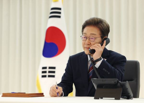 이재명 대통령이 지난 6일 서울 한남동 관저에서 도널드 트럼프 미국 대통령과 취임 후 첫 전화통화를 하고 있다. 연합뉴스