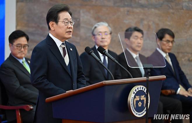 이재명 대통령이 4일 서울 여의도 국회 로텐더홀에서 열린 제21대 대통령 취임 선서 행사에서 선서하고 있다. 유희태 기자