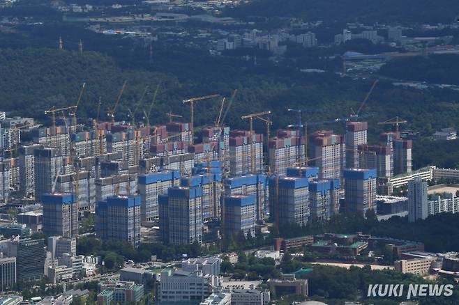 서울 송파구 롯데월드타워에서 바라본 송파구와 강남구 아파트 단지 모습. 곽경근 대기자