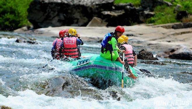 초여름 날씨를 보이는 7일 오후 강원 인제군 내린천에서 피서객들이 래프팅을 즐기고 있다.
