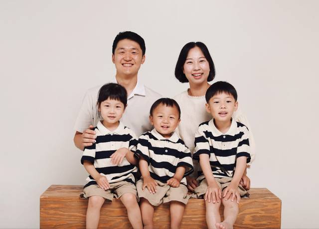 가영복·강미진 부부가 세 자녀와 함께 지난해 5월 경기도 시흥시 한 사진관에서 가족사진을 찍고 있다. 강미진씨 제공